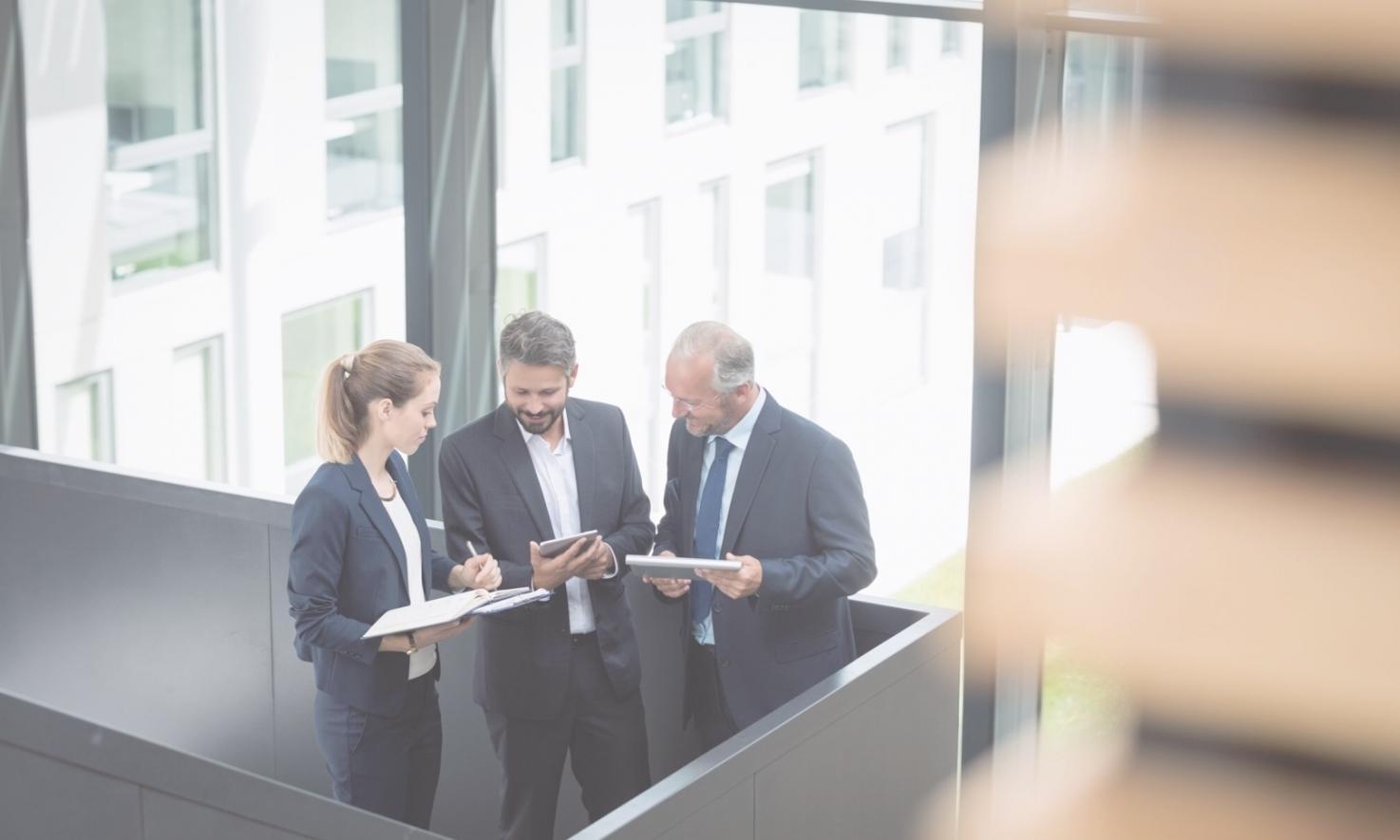 Professionnel utilisant des outils d'analyse financière sur ordinateur portable